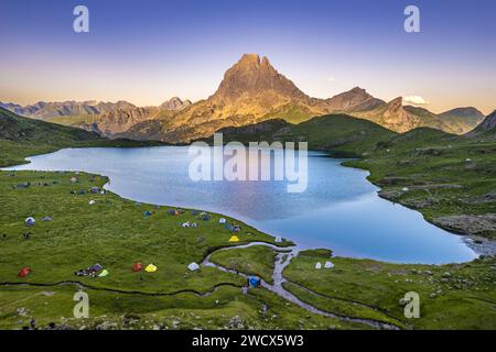 Francia, Pirenei Atlantici, Béarn, valle dell'Ossau, Parco Nazionale dei Pirenei, accamparsi sul bordo del lago Ayous al tramonto, sul PIC du Midi d'Ossau sullo sfondo Foto Stock