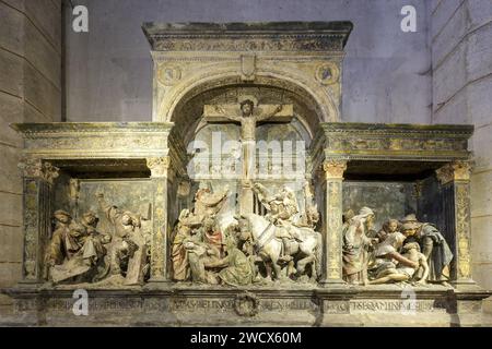 Francia, Mosa, Vigneulles les Hattonchatel, chiesa collegiale di Saint Maur costruita tra il XV e il XVI secolo in stile gotico, una delle prime opere dello scultore Ligier Richer, questa pala d'altare in stile rinascimentale è stata realizzata nel 1523 in pietra policroma della regione della Mosa, essa rappresenta tre scene della passione di Cristo, del trasporto della Croce, della rimozione del corpo di Cristo e al centro della Crocifissione. È un notevole pezzo di artwok a causa delle sue dimensioni (2,60 metri di lunghezza e 1,60 metri di altezza) Foto Stock