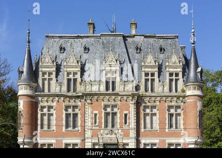 Francia, Meurthe et Moselle, Bayon, maniero in stile neoromanico costruito nel 1874, facciata con bifore, frontoni e tetti in ardesia, situata in Place du Chateau Foto Stock