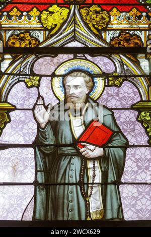 Francia, Meurthe et Moselle, zona di Saintois, Forcelles Saint Gorgon, chiesa della conversione di San Paolo, le parti più antiche sono state costruite in stile romanico nel XII secolo, la navata è stata ricostruita in stile gotico nel XVI secolo, vetrata realizzata nel 1895 dal maestro vetraio di Nancy Emile Richard che rappresenta Saint Pierre (Saint Peter) Fourier Foto Stock