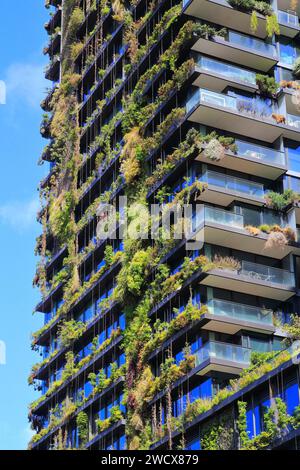 Australia, nuovo Galles del Sud, Sydney, distretto di Chippendale, One Central Park, edificio con giardini verticali pensili progettato dagli architetti Jean Nouvel e Foster + Partners Foto Stock