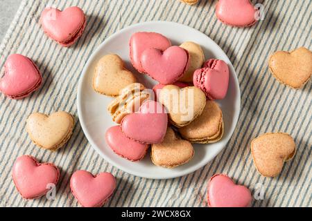 Macaron a forma di cuore di San Valentino con ripieno di crema Foto Stock