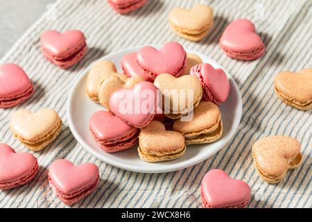 Macaron a forma di cuore di San Valentino con ripieno di crema Foto Stock