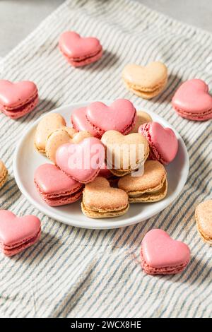 Macaron a forma di cuore di San Valentino con ripieno di crema Foto Stock