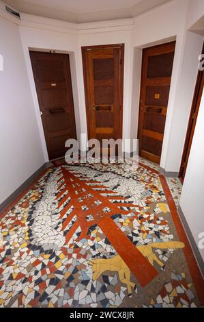 Francia, Haute Savoie, Megeve, architetto Henry Jacques le Meilleur, in un edificio, piastrelle a mosaico firmate dall'architetto decorano i pianerottoli. Foto Stock