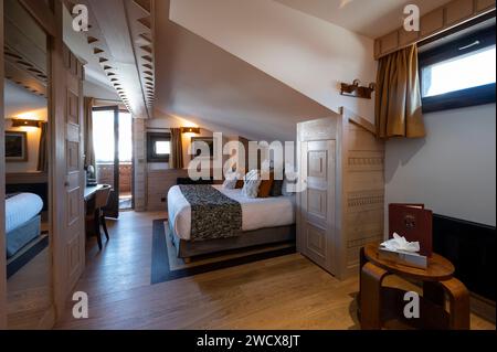 Francia, Haute Savoie, Megeve, architetto Henry Jacques le Meilleur, l'hotel Au Coin du feu riarredato dal nuovo proprietario con mobili originali dell'architetto, una camera da letto Foto Stock