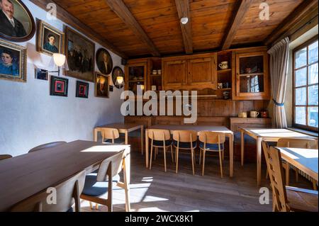 Francia, alta Savoia, Megeve, architetto Henry Jacques le Meilleur, l'hotel Au Coin du feu riarredato dal nuovo proprietario con mobili originali dell'architetto, il soggiorno, una sala da pranzo Foto Stock