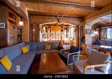 Francia, alta Savoia, Megeve, architetto Henry Jacques le Meilleur, l'hotel Au Coin du feu riarredato dal nuovo proprietario con mobili originali dell'architetto, il soggiorno Foto Stock