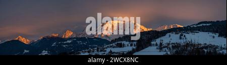 Francia, alta Savoia, Megeve, vicino a Combloux, un sontuoso tramonto sul massiccio del Monte bianco in vista panoramica Foto Stock