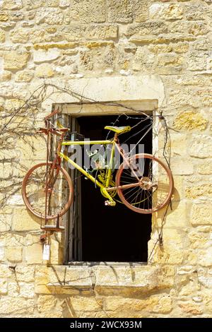 Francia, Dordogna, valle della Dordogna, Perigord Noir, Domme etichettato Les Plus beaux Villages de France (uno dei più bei villaggi della Francia), bicicletta haged sulla facciata di una casa tradizionale Foto Stock