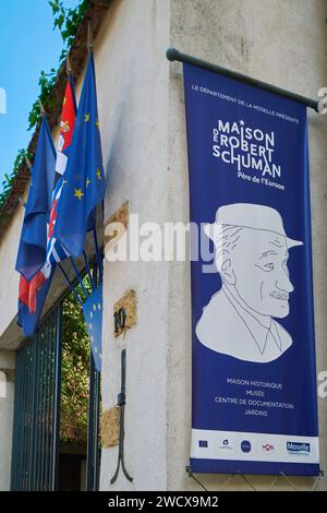 Francia, Mosella, Scy Chazelles, Robert Schuman House oggi ospita il Robert Schuman European Center, kakemono e bandiere all'ingresso del museo Foto Stock