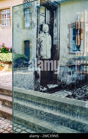 Francia, Mosella, Scy Chazelles, Robert Schuman House oggi ospita il Robert Schuman European Center, Ritratto del padre d'Europa all'ingresso del museo Foto Stock