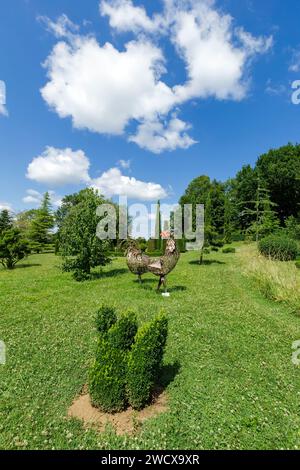 Francia, Dordogna, Perigord Noir, Salignac eyvigues, i giardini del Manoir d'Eyrignac etichettati Jardins Remarquables (giardini notevoli) ricomposti nel XX secolo sulla base di giardini italiani del Rinascimento, giardini A la Francaise del XVIII secolo, giardini medievali con giardini in stile country alla periferia, sculture che rappresentano un gallo Foto Stock