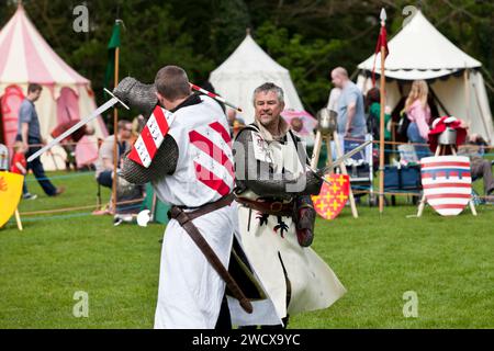 30 aprile 2023. Castello di Hedingham, Suffolk, Inghilterra. I reattori si riuniscono per una rivisitazione della storia di Re Artù ed Excalibur e per la celebrazione di tutte le cose arturiane al Castello di Hedingham. Foto Stock