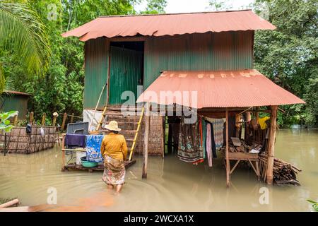 Cambogia, Kampong Phluk, inondazioni causate da forti piogge Foto Stock