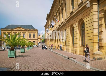 Francia, Mosella (57), Metz, Place d'Armes, il Municipio e l'Ufficio del Turismo sullo sfondo Foto Stock