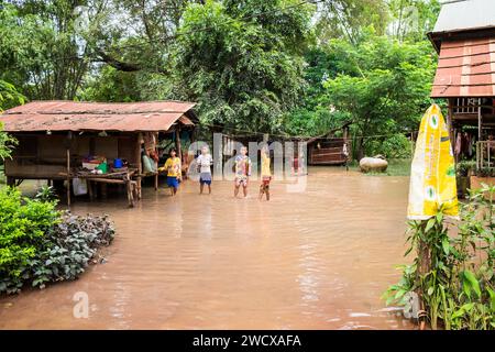 Cambogia, Kampong Phluk, inondazioni causate da forti piogge Foto Stock