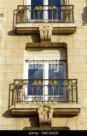 Francia, Meurthe et Moselle, Nancy, dettaglio della facciata dell'ex edificio annesso dell'Excelsior Hotel dell'ex Hotel d'Angleterre (England Hotel) in stile Art Nouveau costruito dagli architetti Lucien Weissenburger e Alexandre Mienville tra il 1910 e il 1911, situato in Rue Henri Poincare Foto Stock