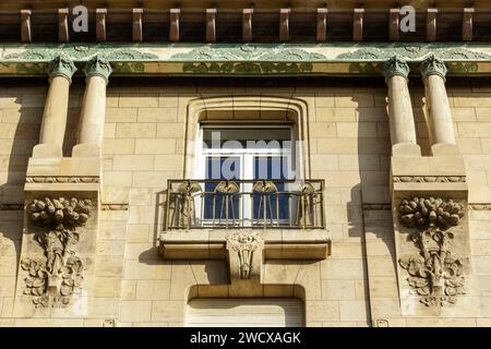 Francia, Meurthe et Moselle, Nancy, dettaglio della facciata dell'ex edificio annesso dell'Excelsior Hotel dell'ex Hotel d'Angleterre (England Hotel) in stile Art Nouveau costruito dagli architetti Lucien Weissenburger e Alexandre Mienville tra il 1910 e il 1911, situato in Rue Henri Poincare Foto Stock