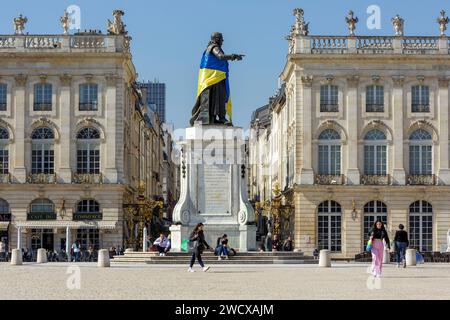 Francia, Meurthe et Moselle, Nancy, piazza Stanislas (ex piazza reale) costruita da Stanislas Leszczynski, re di Polonia e ultimo duca di Lorena nel XVIII secolo, dichiarata Patrimonio dell'Umanità dall'UNESCO, facciate del Museo delle Belle Arti di Nancy a destra e del Pavillon Jacquet a sinistra, e la statua di Stanislao con la bandiera di Ukrania Foto Stock