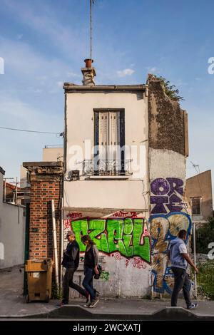 Francia, Seine-Saint-Denis, Montreuil, passanti davanti a un muro contrassegnato rue Etienne Marcel Foto Stock