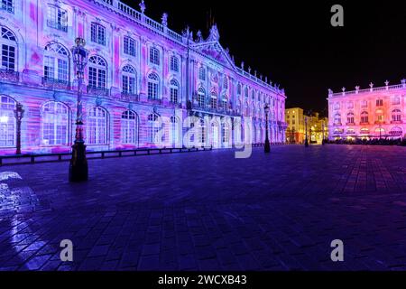 Francia, Meurthe et Moselle, Nancy, piazza Stanislas (ex piazza reale) costruita da Stanislas Leszczynski, re di Polonia e ultimo duca di Lorena nel XVIII secolo, dichiarata Patrimonio dell'Umanità dall'UNESCO, facciata del municipio durante lo spettacolo di luci estivo Foto Stock