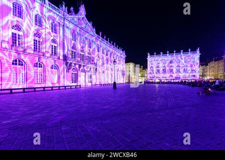 Francia, Meurthe et Moselle, Nancy, piazza Stanislas (ex piazza reale) costruita da Stanislas Leszczynski, re di Polonia e ultimo duca di Lorena nel XVIII secolo, dichiarata Patrimonio dell'Umanità dall'UNESCO, facciata del municipio durante lo spettacolo di luci estivo Foto Stock