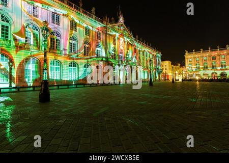 Francia, Meurthe et Moselle, Nancy, piazza Stanislas (ex piazza reale) costruita da Stanislas Leszczynski, re di Polonia e ultimo duca di Lorena nel XVIII secolo, dichiarata Patrimonio dell'Umanità dall'UNESCO, facciata del municipio durante lo spettacolo di luci estivo Foto Stock