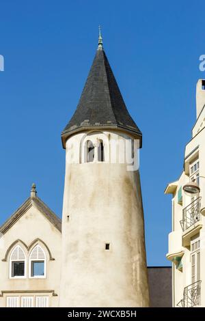 Francia, Meurthe et Moselle, Nancy, torre della Commanderie Saint Jean du Vieil Aitre costruita nel 11410, l'edificio più antico che si può vedere a Nancy e facciata di un edificio Art Deco (sulla destra) costruito nel 1926 dall'architetto Marcel Salmon, situato sull'impasse Clerin vicino a Place de la Commanderie Foto Stock