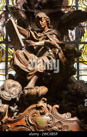 Francia, Meurthe et Moselle, Nancy, dettaglio di una scultura su un confessionale a Luigi XV stile realizzata da Eugene Vallin e Victor Huel laboratori nel 1889 nella navata della chiesa di Notre Dame de Bonsecours de Nancy costruita nel XVIII secolo dall'architetto Emmanuel qui che contiene le tombe di Catherine Opalinska e Stanislas Leszczynski, che rappresenta un angelo che tiene la tavola dei dieci Comandamenti, situato in Boulevard de Strasbourg Foto Stock