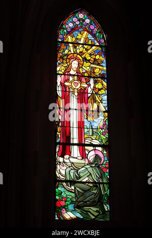 Francia, Meurthe et Moselle, Champenoux, chiesa di Saint Barthelemy ricostruita nel 1923 dopo la sua distruzione da parte dei tedeschi durante la battaglia della Grand Couronne nel settembre 1914, vetrata realizzata nel 1928-1929 dal maestro vetraio di Nancy Jacques Gruber in stile Art Deco che rappresenta l'apparizione del Sacro cuore di Gesù a Santa Margherita Maria Alacoaque nel 1675 in Paray le Monial Foto Stock