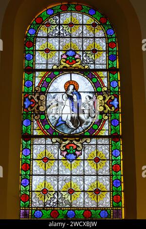 Francia, Meurthe et Moselle, Agincourt, Notre Dame de l'Assomption, chiesa costruita nel 1761, vetrata raffigurante l'assunzione della Vergine Maria Foto Stock
