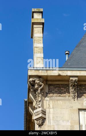 Francia, Meurthe et Moselle, Nancy, cariatide realizzata dallo scultore, pittore e incisore Victor Prouve sulla facciata della casa e officina di Eugene Vallin costruita nel 1896, conosciuta come una delle più antiche costruzioni in stile Art Nouveau, situata in Boulevard Lobau Foto Stock