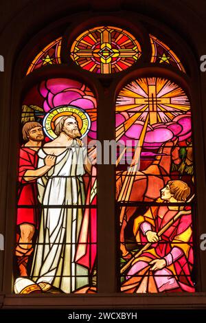 Francia, Meurthe et Moselle, Nancy, 1935 vetrate colorate che rappresentano Saint Marcel in stile Art Deco dal maestro vetraio Georges Janin nella cappella dell'Hopital Central de Nancy costruita dall'architetto Prosper Morey tra il 1879 e il 1883 e situata in Avenue De Lattre de Tassigny Foto Stock