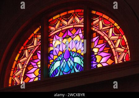 Francia, Meurthe et Moselle, Nancy, 1935 vetrate colorate in stile Art Deco dal maestro vetraio Georges Janin nella cappella dell'Hopital Central de Nancy costruita dall'architetto Prosper Morey tra il 1879 e il 1883 che rappresenta un pavone, situato in Avenue De Lattre de Tassigny Foto Stock