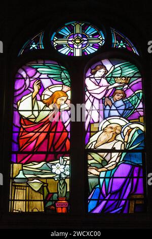 Francia, Meurthe et Moselle, Nancy, 1935 vetrate colorate in stile Art Deco che rappresentano la morte di San Giuseppe dal maestro vetraio Georges Janin nella cappella dell'Hopital Central de Nancy costruita dall'architetto Prosper Morey tra il 1879 e il 1883, situata in Avenue De Lattre de Tassigny Foto Stock