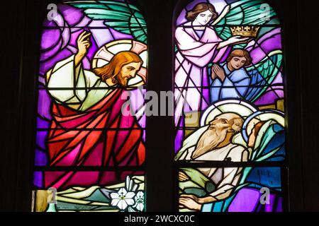 Francia, Meurthe et Moselle, Nancy, 1935 vetrate colorate in stile Art Deco che rappresentano la morte di San Giuseppe dal maestro vetraio Georges Janin nella cappella dell'Hopital Central de Nancy costruita dall'architetto Prosper Morey tra il 1879 e il 1883, situata in Avenue De Lattre de Tassigny Foto Stock