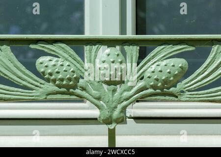 Francia, Meurthe et Moselle, Nancy, dettaglio della ferriera in ferro battuto che rappresenta i coni di pino della ringhiera di una finestra della casa costruita tra il 1907 e il 1908 dall'architetto Lucien Weissenburger dell'Ecole de Nancy (scuola di Nancy) in stile Art Nouveau per il Dottor Paul Louis Spillmann oggi sede dell'OMH (Office Metropolitain de l'Habitat) situato in Rue Saint Leon Foto Stock