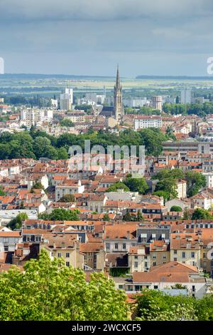 Francia, Meurthe e Mosella, Nancy, vista panoramica della città con il campanile della basilica di Notre dame de Lourdes sullo sfondo Foto Stock