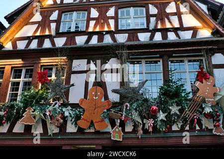 Francia, Bas Rhin, Strasburgo, città vecchia dichiarata Patrimonio dell'Umanità dall'UNESCO, Rue du Bain aux Plantes, casa a graticcio risalente al 1676, ristorante o winstub Lohkas, decorazioni natalizie Foto Stock