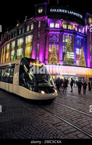 Francia, Bas Rhin, Strasburgo, città vecchia dichiarata Patrimonio dell'Umanità dall'UNESCO, tram, grandi magazzini, luci natalizie Foto Stock