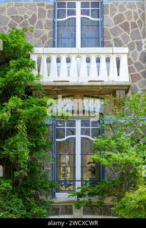 Francia, Meurthe et Moselle, Nancy, casa in stile Art Nouveau con vetrate colorate e Wisteria Blossom sulla facciata situata in Rue Emile Galle Foto Stock