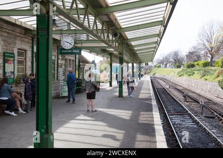 La gente aspetta al binario della stazione di Swanage nel Dorset, nel Regno Unito Foto Stock