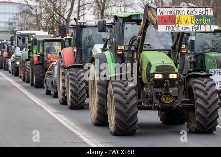 Bauernprotest und Sternfahrt in Nürnberg am 12.01.2024 Anfahrt auf die Protestkundegbung des Bayerischen Bauernverbandes BBV in Nürnberg auf dem Volksfestplatz im Rahmen einer Sternfahrt rund um die Frankenmetropole. Selbst nach Kundgebungsbeginn furhen weitere Landwirte mit ihren Traktoren auf den Volksfestplatz auf. AM Ende sollen es zwischen 2000 bis 2500 Traktoren mit 5000 Teilnehmer gewesen sein. Nürnberg Bayern Deutschland *** i contadini protestano e raduno a Norimberga il 12 01 2024 approccio alla manifestazione di protesta della Bavarian Farmers Association BBV a Norimberga sul Volksfestplatz AS pa Foto Stock