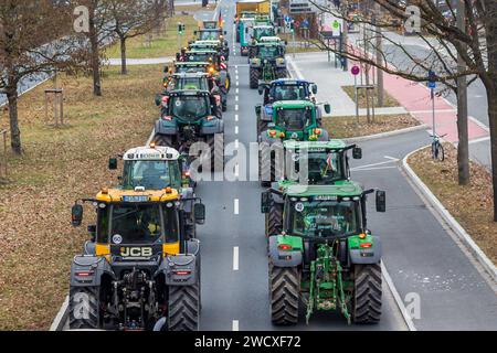 Bauernprotest und Sternfahrt in Nürnberg am 12.01.2024 Anfahrt auf die Protestkundegbung des Bayerischen Bauernverbandes BBV in Nürnberg auf dem Volksfestplatz im Rahmen einer Sternfahrt rund um die Frankenmetropole. Selbst nach Kundgebungsbeginn furhen weitere Landwirte mit ihren Traktoren auf den Volksfestplatz auf. AM Ende sollen es zwischen 2000 bis 2500 Traktoren mit 5000 Teilnehmer gewesen sein. Nürnberg Bayern Deutschland *** i contadini protestano e raduno a Norimberga il 12 01 2024 approccio alla manifestazione di protesta della Bavarian Farmers Association BBV a Norimberga sul Volksfestplatz AS pa Foto Stock