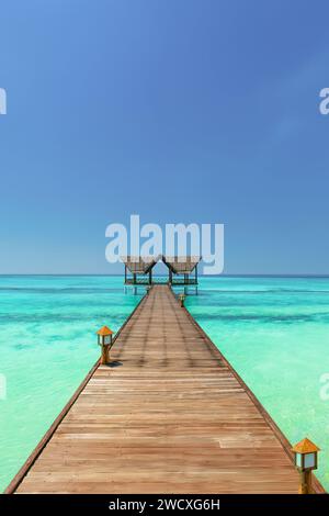 Un molo su un'isola di vacanze, Maldive Foto Stock