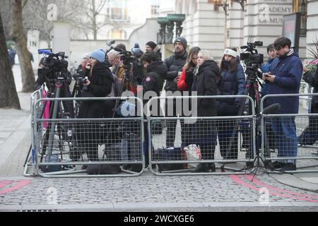 I media si riuniscono di fronte alla London Clinic, nel centro di Londra, dove la principessa del Galles si sta riprendendo dopo aver subito un intervento chirurgico addominale di successo, Kensington Palace ha annunciato. Il Palazzo si rifiutò di confermare per cosa Kate fosse stata trattata, ma confermò che la condizione non era cancerosa. Data foto: Mercoledì 17 gennaio 2024. Foto Stock