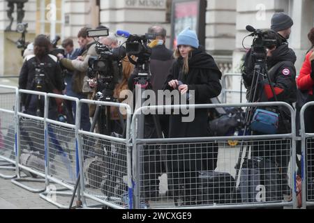 I media si riuniscono di fronte alla London Clinic, nel centro di Londra, dove la principessa del Galles si sta riprendendo dopo aver subito un intervento chirurgico addominale di successo, Kensington Palace ha annunciato. Il Palazzo si rifiutò di confermare per cosa Kate fosse stata trattata, ma confermò che la condizione non era cancerosa. Data foto: Mercoledì 17 gennaio 2024. Foto Stock