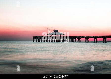 Tramonto dietro il molo di Fort Myers Beach, Florida USA Foto Stock