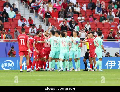 Doha, Qatar. 17 gennaio 2024. I giocatori di entrambe le parti discutono durante la partita del gruppo A tra Cina e Libano alla AFC Asian Cup Qatar 2023 a Doha, in Qatar, 17 gennaio 2024. Crediti: Ding Ting/Xinhua/Alamy Live News Foto Stock